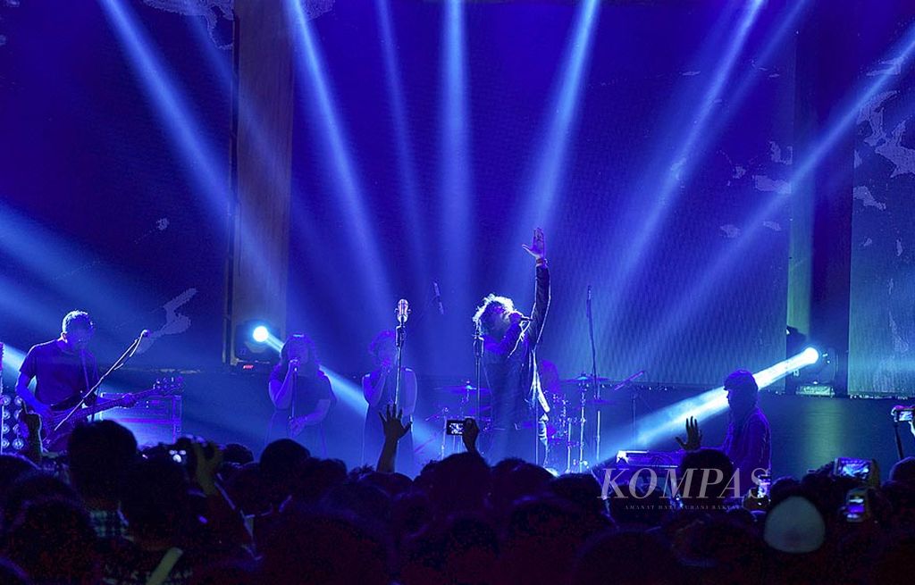 Melancholic Bitch tampil dalam Synchronize Festival di Gambir Expo, Kemayoran, Jakarta, Sabtu (7/10). Lagu-lagu yang diusung band ini sarat kritik sosial