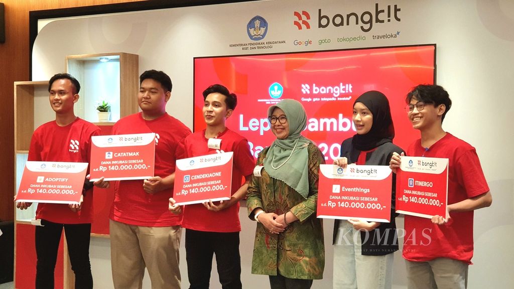 The Director of Learning and Student Affairs at the Ministry of Education, Culture, Research, and Technology (Kemdikbudristek), Sri Suning Kusumawardani, was pictured with Bangkit program recipients during the Bangkit 2024 Handover event at Google Indonesia's office in Jakarta on Thursday (22/2/2024).