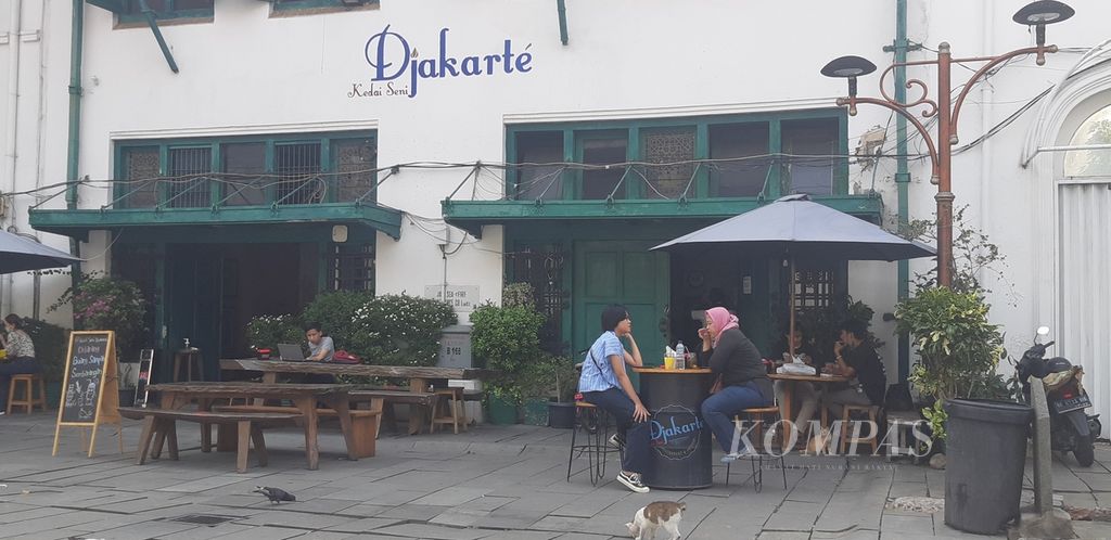 Salah satu restoran di kawasan wisata Kota Tua, Jakarta Barat, menyediakan fasilitas makan di luar ruangan, Sabtu (17/10/2020). 