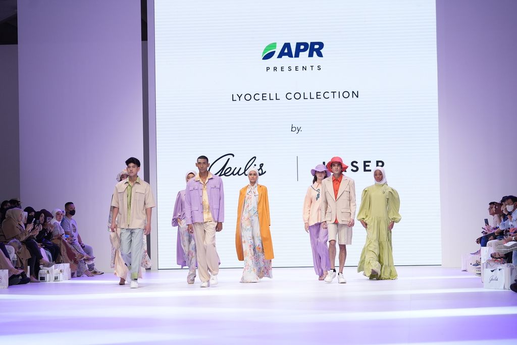 Koleksi Geulis dengan dukungan Asia Pacific Rayon (APR) saat ditampilkan di Jakarta Fashion Week, Minggu (30/10/2022).