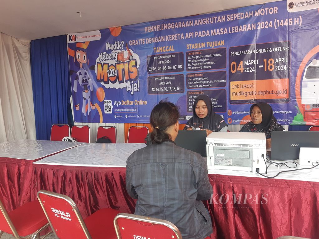Warga mendaftar program Motor Gratis di Stasiun Prujakan, Kota Cirebon, Jawa Barat, Selasa (19/3/2024). Dalam program itu, sepeda motor pemudik akan diangkut menggunakan kereta api ke daerah tujuan.