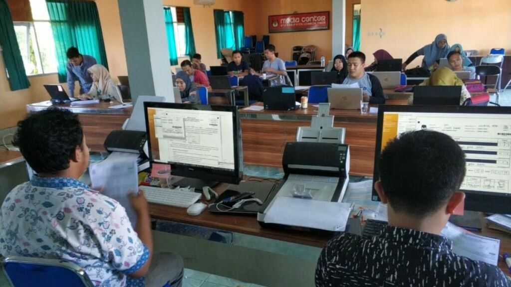 Petugas KPU Nusa Tenggara Barat, Jumat (19/4/2019), di Mataram mulai mencatatkan surat suara ke aplikasi sistem informasi penghitungan (situng).