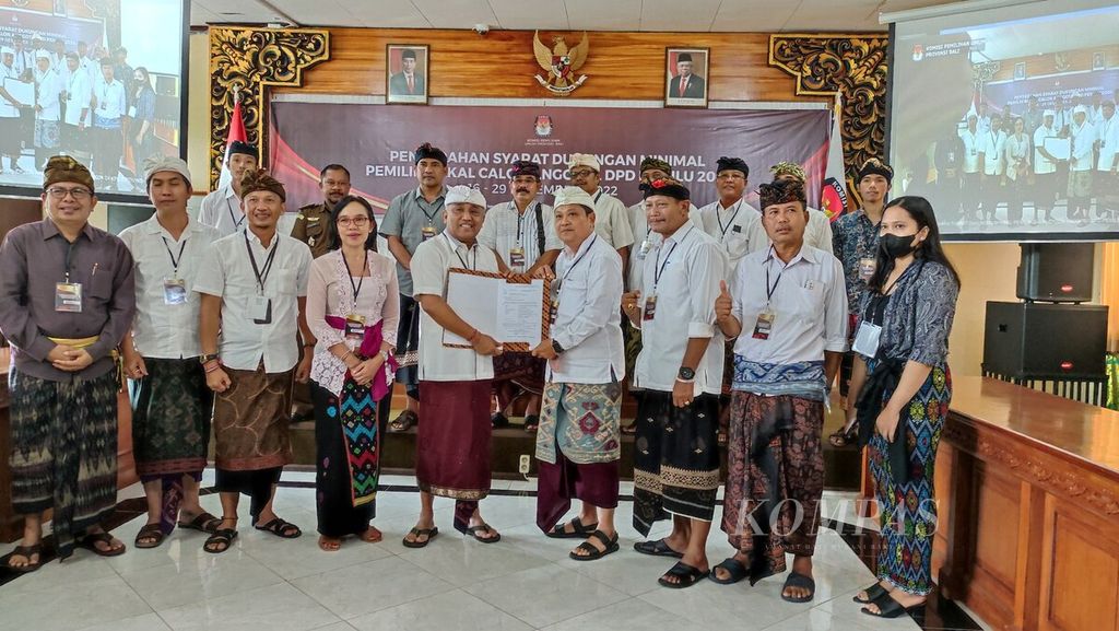 KPU Bali menerima penyerahan syarat dukungan minimal pemilih bakal calon anggota DPD untuk Pemilu 2024 dari Ida Bagus Rai Dharmawijaya Mantra, Kamis (29/12/2022). 