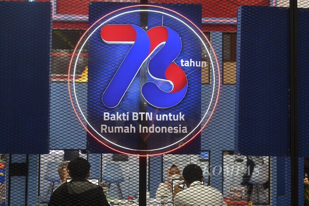Logo 73 tahun Bank Tabungan Negara (BTN) terlihat pada stan BTN dalam pameran Indonesia Properti Expo 2023 di Jakarta Convention Center (JCC), Jakarta, Senin (13/2/2023). 