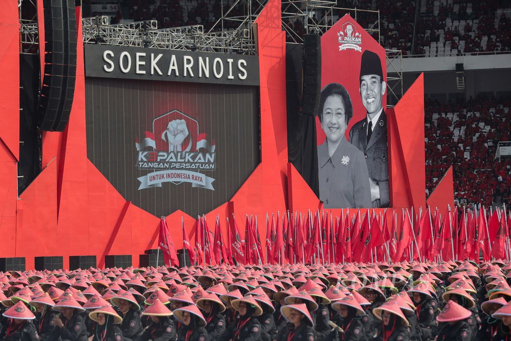 Ribuan anggota satuan tugas Cakra Buana PDI Perjuangan duduk di tengah acara Puncak Peringatan Bulan Bung Karno di Gelora Bung Karno, Jakarta, Sabtu (24/6/2023). 