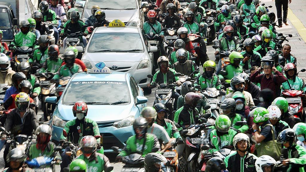 Pengendara sepeda motor yang sebagian besar pengemudi ojek daring memenuhi sebagian ruas jalan di sekitar Stasiun Palmerah di Jalan Tentara Pelajar, Jakarta, Senin (2/4/2018). Tempat-tempat umum, seperti stasiun kereta api, menjadi lokasi favorit pengemudi  ojek untuk mencari penumpang.