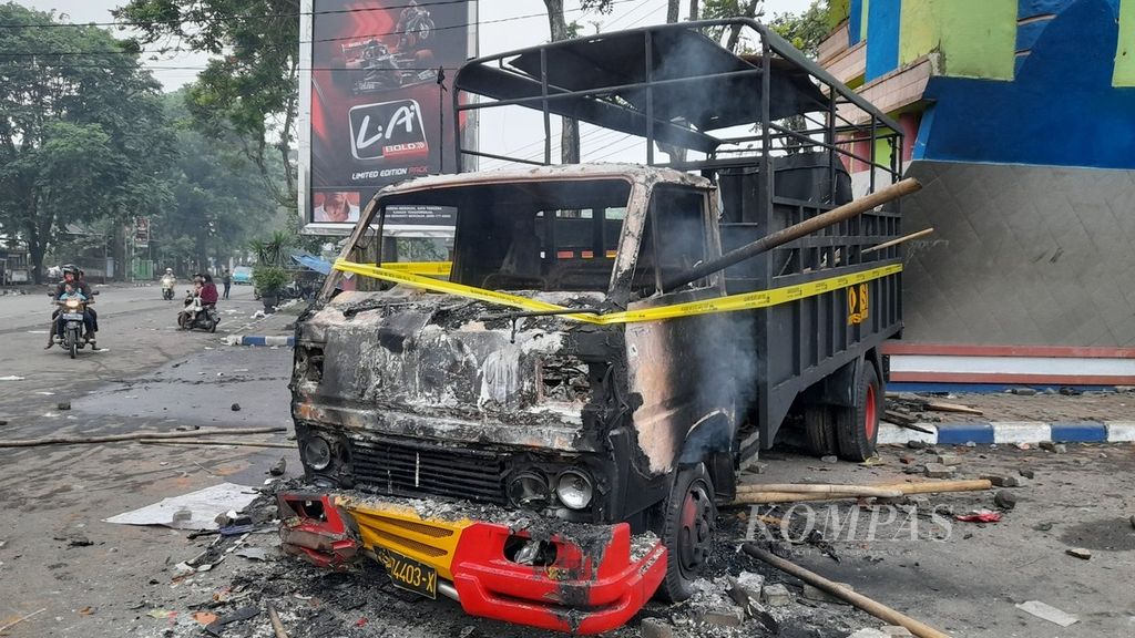 Sisa truk milik polisi yang dibakar massa seusai laga Arema FC melawan Persebaya, di Malang, Jawa Timur, Sabtu (1/10/2022).