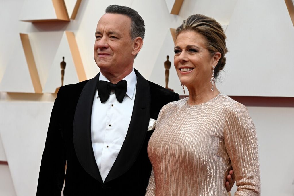 Aktor Tom Hanks yang merupakan sepupu derajat ketiga Presiden Abraham Lincoln berfoto bersama istri, Rita Wilson, Februari 2020. Tom Hanks mengisi narasi film dokumenter drama <i>Killing Lincoln</i>.  