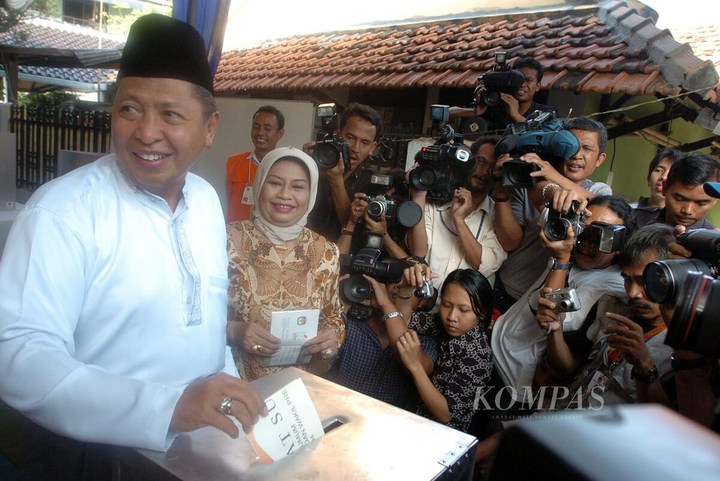 Hamzah Haz, didampingi istri, memasukkan kertas suara di TPS 31, Matraman, Jakarta, Senin (5/7/1999). 