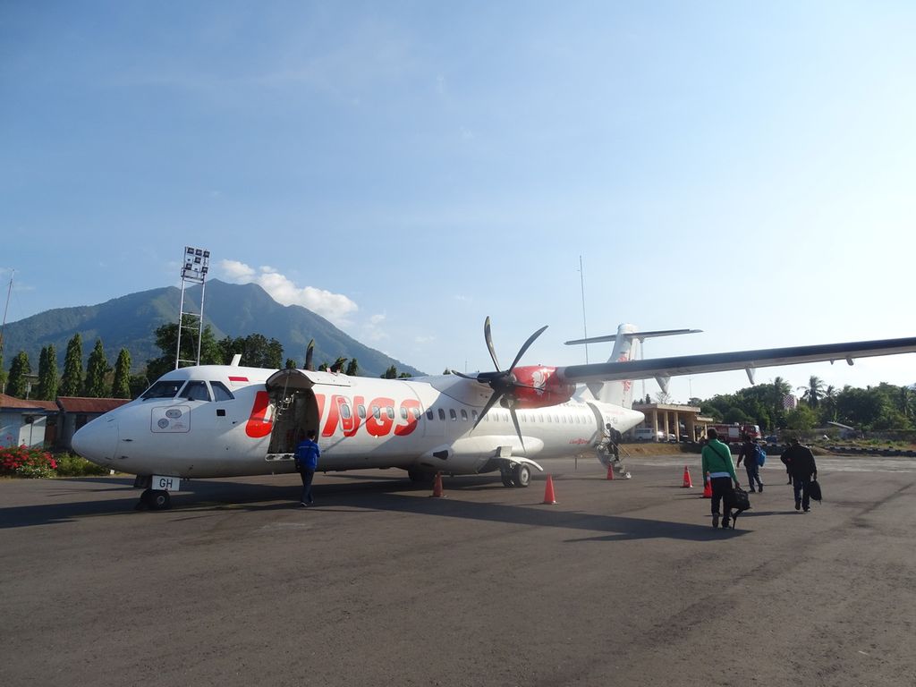 Pesawat Wings Air melayani sejumlah rute penerbangan di 22 kabupaten/kota di NTT. Gambar ini saat Wings Air tengah menurunkan dan menaikkan penumpang di Bandara Gewayan Tanah, Larantuka, Flores Timur menuju Bandara El Tari Kupang, Sabtu (4/3/2020), 