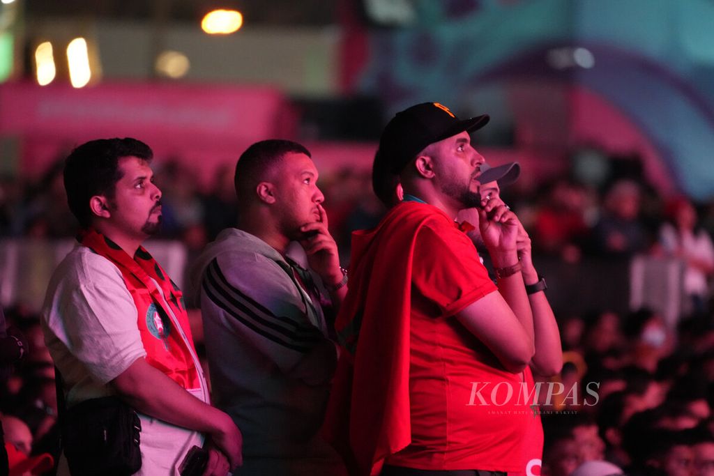 Warga menonton siaran langsung pertandingan semifinal Piala Dunia 2022 antara Perancis dan Maroko yang diselenggarakan di FIFA Fan Festival di Corniche, Qatar, Rabu (14/12/2022). 