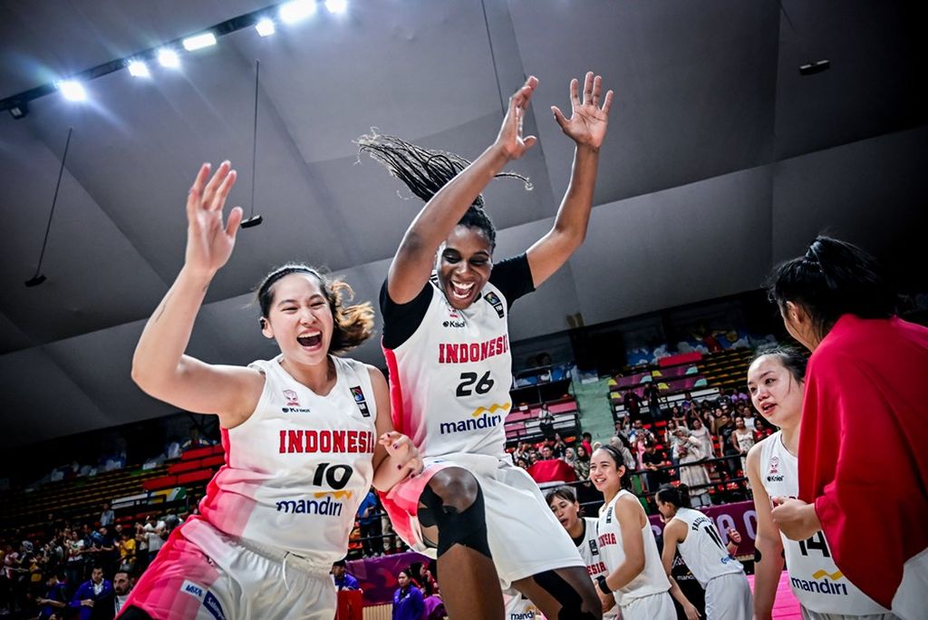 <i>Forward</i> naturalisasi tim nasional bola basket putri, Kimberley Pierre-Louis (kanan), dan Priscilla Annabel Karen merayakan kemenangan pada laga final Piala Asia FIBA 2023 Divisi B atas Iran, di Nimibutr Stadium, Bangkok, Thailand, Sabtu (19/8/2023) malam.