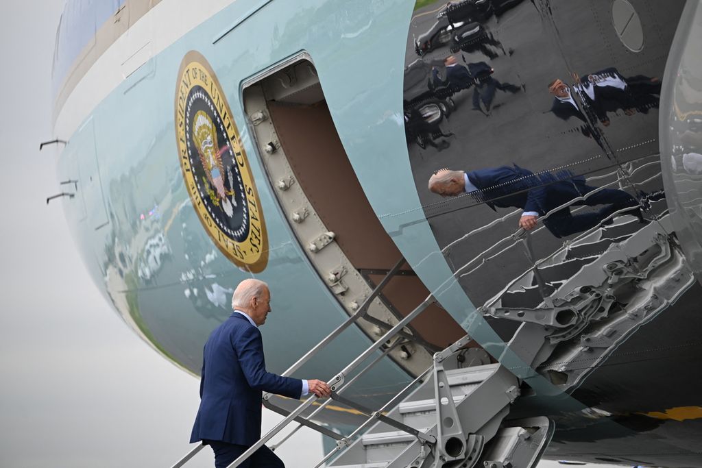 Presiden Amerika Serikat Joe Biden menaiki Air Force One di Bandar Udara Internasional Philadelphia di Philadelphia, Pennsylvania, AS, 18 April 2024. Ia mengadakan acara kampanye di Philadelphia. 