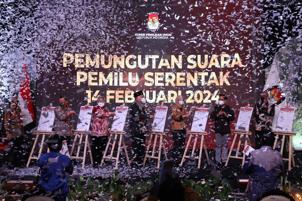 Komisioner KPU mencoblos contoh surat suara saat peluncuran hari pemungutan suara pemilu serentak 2024 di Kantor KPU, Jakarta, Senin (14/2/2022). Pemilu serentak akan berlangsung pada 14 Februari 2024. Acara tersebut juga dihadiri perwakilan partai politik, Bawaslu, dan DKPP. 