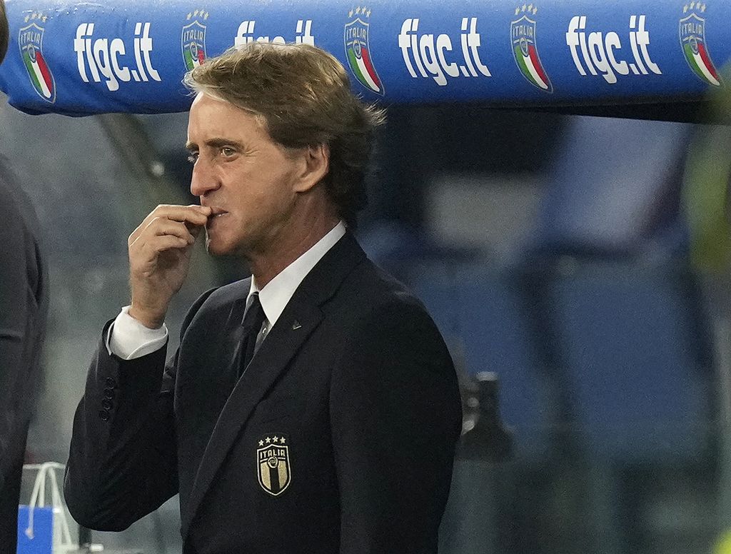 Pelatih Italia Roberto Mancini mengamati laga kualifikasi Piala Dunia 2022 Grup C zona Eropa antara Italia dan Swiss di Stadion Olimpico, Roma, 12 November 2021. Italia gagal lolos langsung ke Piala Dunia Qatar 2022 dan harus menjalani dua laga <i>playoff</i>.