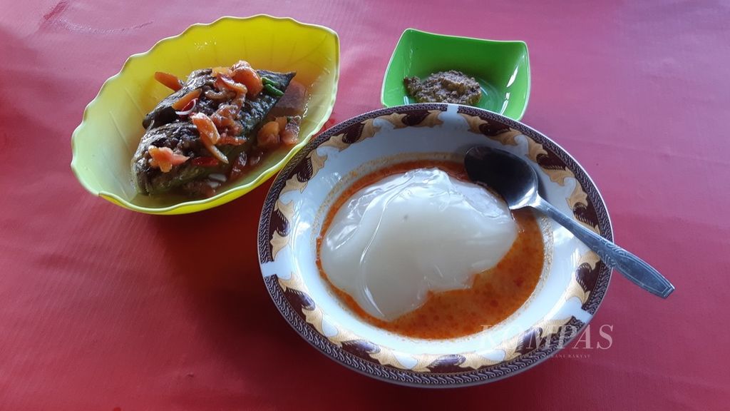 Sepiring papeda dan menu pendamping yang disajikan oleh pemilik warung ”Mama Tika” di Daruba, Kabupaten Pulau Morotai, Maluku Utara, akhir Juli 2022.