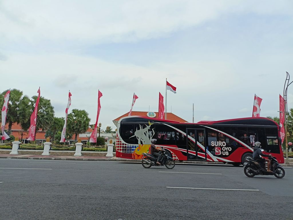 Suroboyo Bus melintas di Jalan Gubernur Suryo di depan Gedung Negara Grahadi, Surabaya, Rabu (2/3/2022).