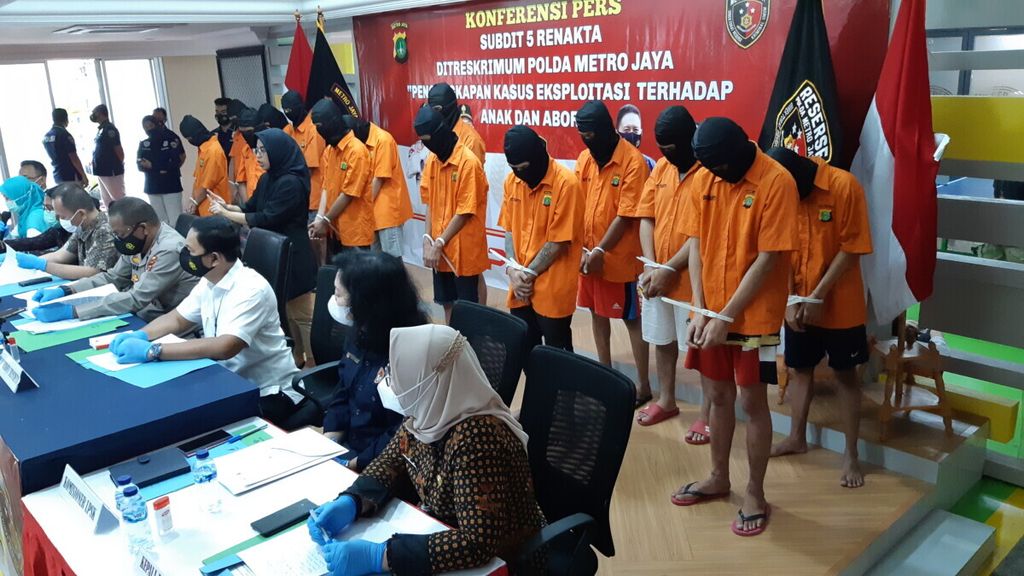 Polisi menghadirkan para tersangka yang menjalankan bisnis prostitusi dengan menjadikan anak sebagai pekerja seks, Kamis (25/2/2021), di markas Polda Metro Jaya, Jakarta.