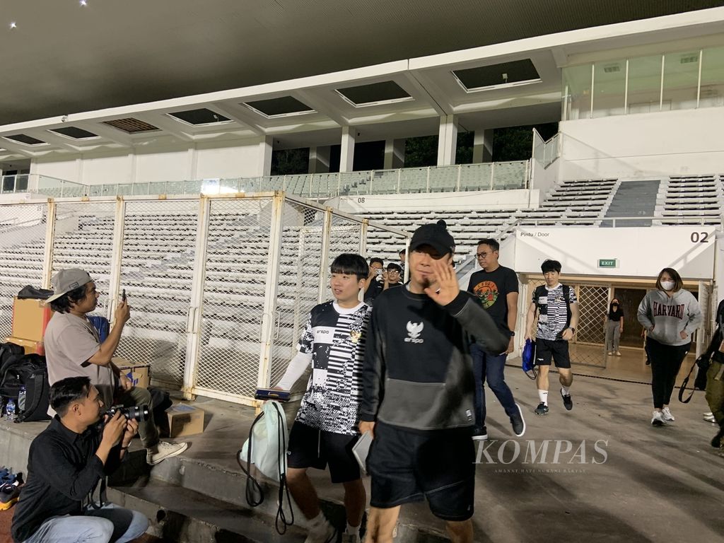 Pelatih timnas Indonesia, Shin Tae-yong, tiba di Stadion Madya, Jakarta, Senin (18/3/2024) malam, untuk memimpin latihan pertama jelang melawan Vietnam pada babak Kualifikasi Piala Dunia 2026 putaran kedua.
