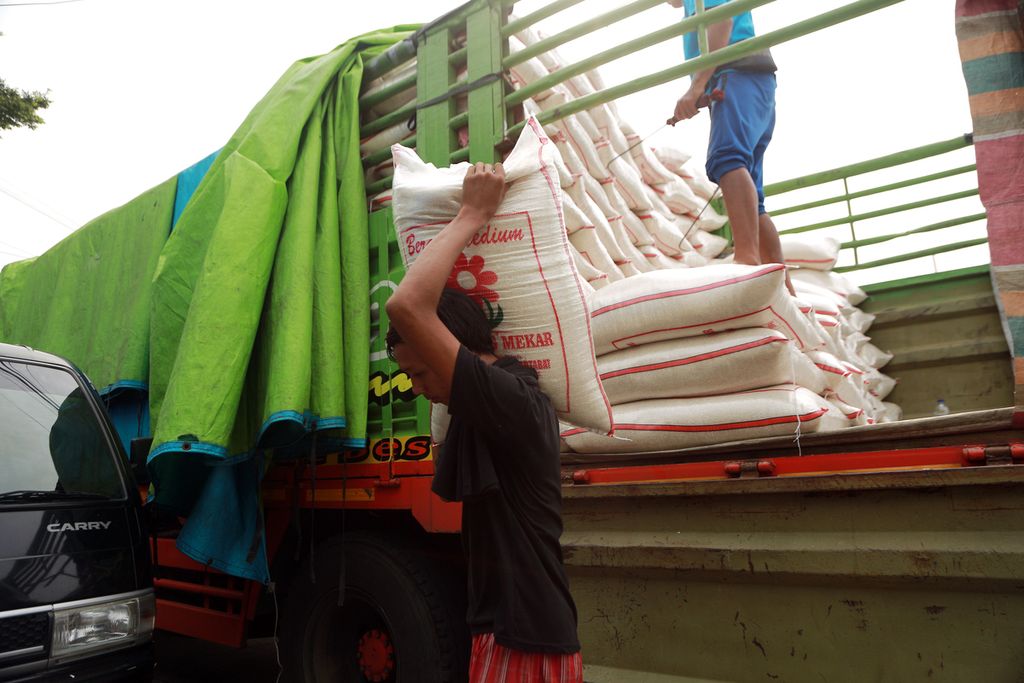 Pekerja memindahkan beras dari truk ke gudang di Pasar Induk Beras Cipinang, Jakarta Timur, Jumat (2/11/2022). 