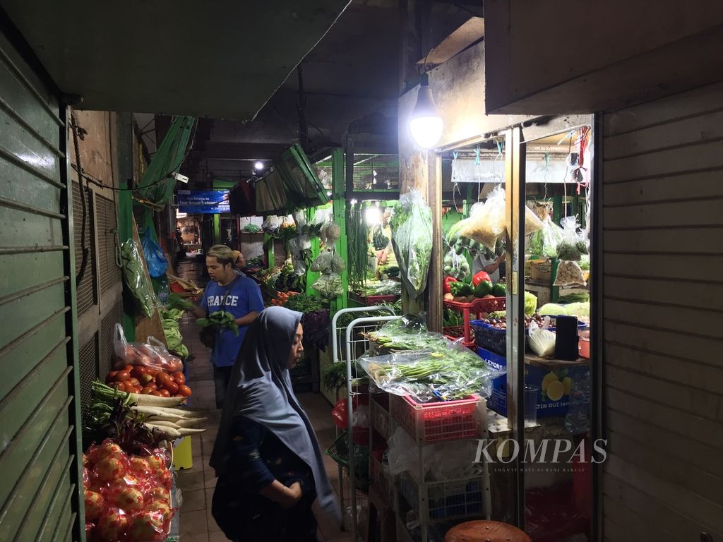 Kios bahan pangan di Pasar Genteng Baru, Surabaya, Jawa Timur, Rabu (6/12/2023). Menjelang Natal dan Tahun Baru, harga bahan pangan, terutama cabai, melonjak.