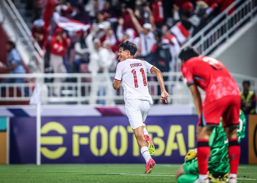 Rafael Struick, penyerang Indonesia, merayakan gol keduanya ke gawang Korea Selatan pada perempat final Piala Asia U-23 2024, Jumat (26/4/2024), di Stadion Abdullah bin Khalifa, Doha. Rafael absen di laga semifinal akibat akumulasi kartu kuning.