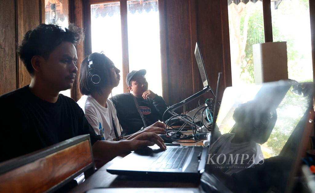 Anak-anak muda yang dilibatkan untuk menyiarkan secara langsung pertemuan sejumlah tokoh bangsa untuk membahas berbagai persoalan kebangsaan dan demokrasi di Warung Makan Prau Kuno, Kabupaten Rembang, Jawa Tengah, Minggu (12/11/2023).