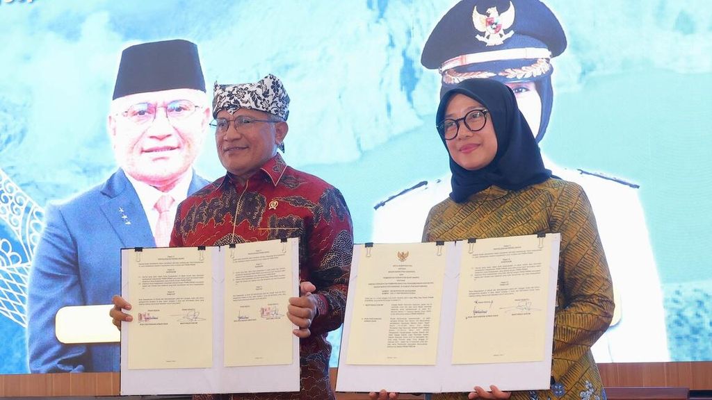 Bupati Banyuwangi Ipuk Fiestiandani (kanan) dan Kepala BNN Komisaris Jenderal Marthinus Hokum seusai penandatanganan kerja sama percepatan BNNK dan naskah perjanjian hibah daerah di Banyuwangi, Jawa Timur, Jumat (2/8/2024).