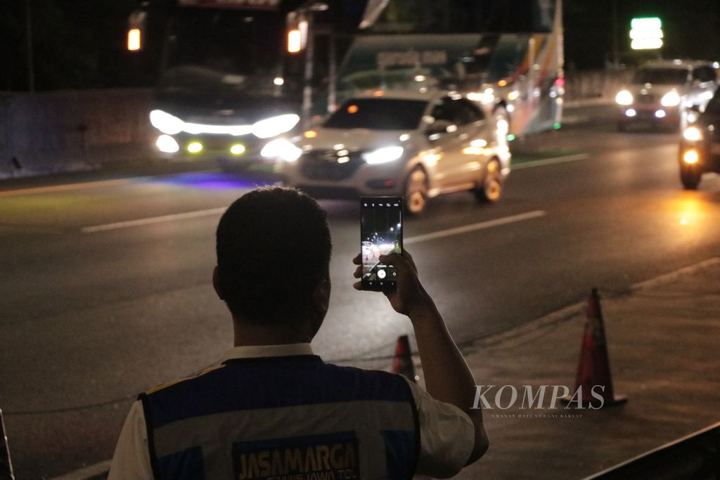 Petugas Jasamarga sedang mendokumentasikan kondisi arus kendaraan di km 72 Tol Jakarta-Cikampek arah Jakarta pada Sabtu (13/04/2024).
