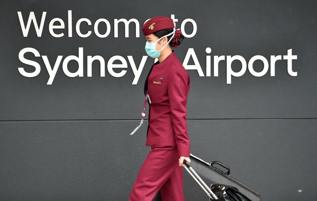 Kru Qatar Airways memasuki Bandara Internasional Sydney. 