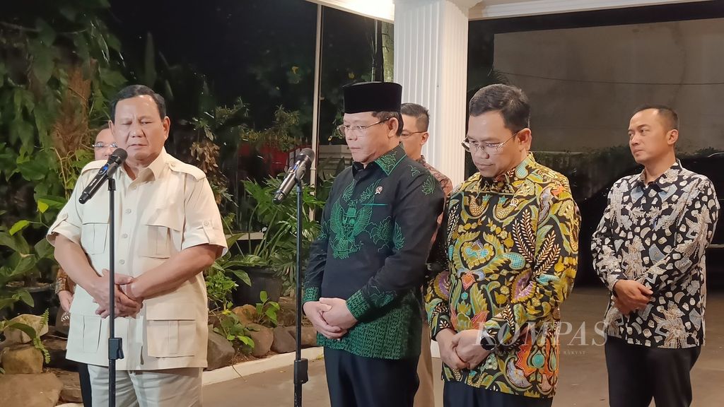 Pelaksana Tugas (Plt) Ketua Umum Partai Persatuan Pembangunan (PPP) Mardiono (dua dari kiri) dan Wakil Ketua Umum PPP Amir Uskara (tiga dari kiri) menemui Ketua Umum Partai Gerindra sekaligus Presiden terpilih, Prabowo Subianto, di Kertanegara IV, Jakarta, Kamis (15/8/2024).