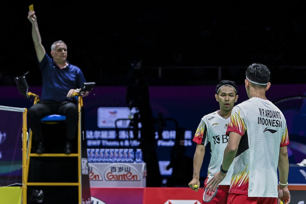 Indonesian men's badminton doubles players Fajar Alfian (left) and Muhammad Rian Ardianto (right) received a yellow card from the referee while playing against Chinese badminton players Liang Wei Keng and Wang Chang in the 2024 Thomas Cup final at the Chengdu Hi Tech Zone Sports Center Gymnasium in Chengdu, China, on Sunday (5/5/2024). Fajar/Rian lost 18-21, 21-17, 17-21.