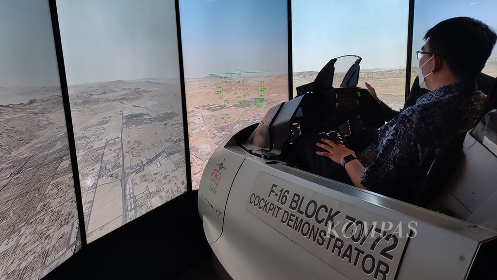 Simulator F-16 yang dibawa Lockheed Martin ke ajang Indo Defence 2022, Jumat (4/11/2022). Pengunjung bisa menjajal alat ini dan mencicipi rasanya menjadi seorang penerbang tempur. 