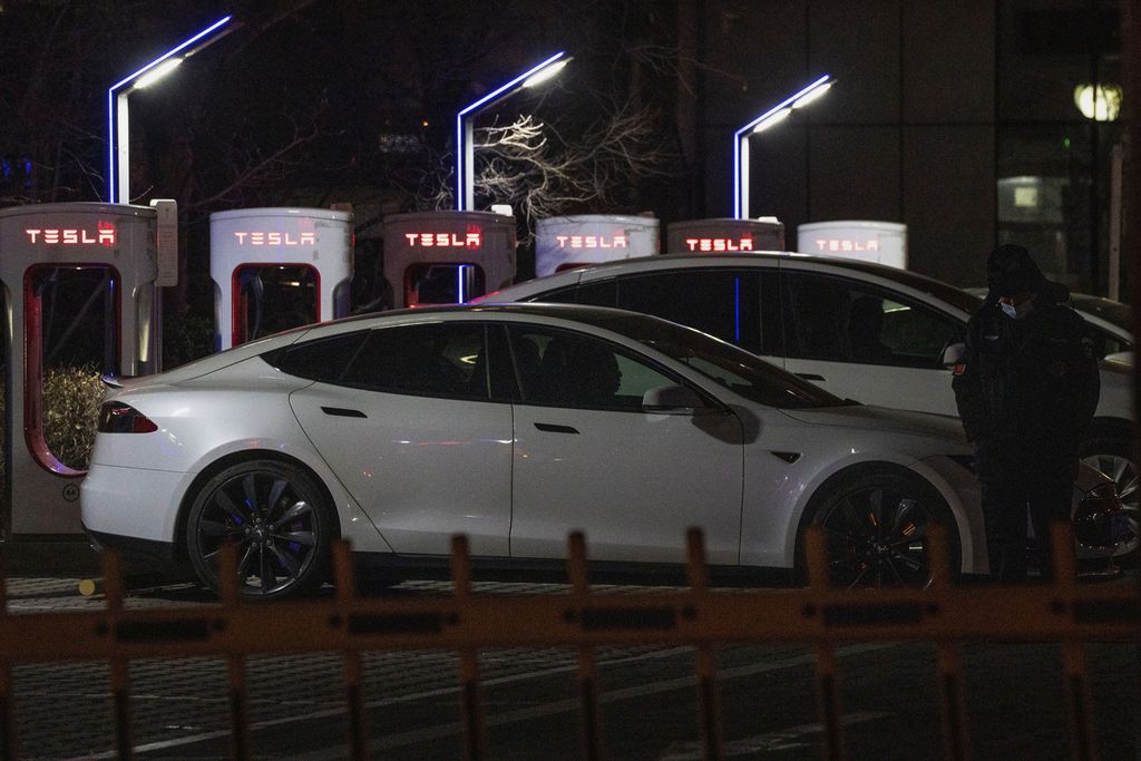 Mobil-mobil Tesla sedang diisi baterainya di Beijing, China, 4 Januari 2022. Mobil listrik juga semakin banyak dan menjadi favorit di kalangan warga China. Infrastruktur pendukung mobil listrik juga sudah tersedia di banyak tempat. 