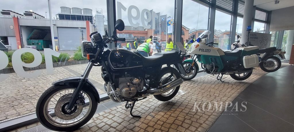 Beberapa produk sepeda motor dipajang di ruang etalase di Kompleks BMW Motorrad di Berlin, Jerman, Rabu (24/5/2023).