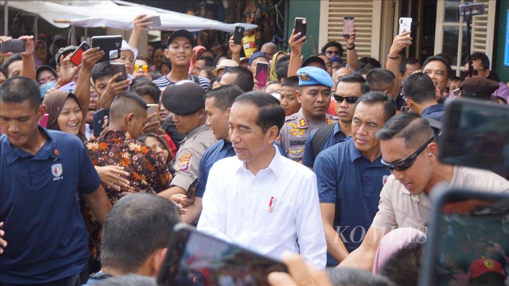 Presiden Joko Widodo seusai berbelanja pakaian batik di Pasar Beringharjo, Yogyakarta, Sabtu (8/6/2019).
