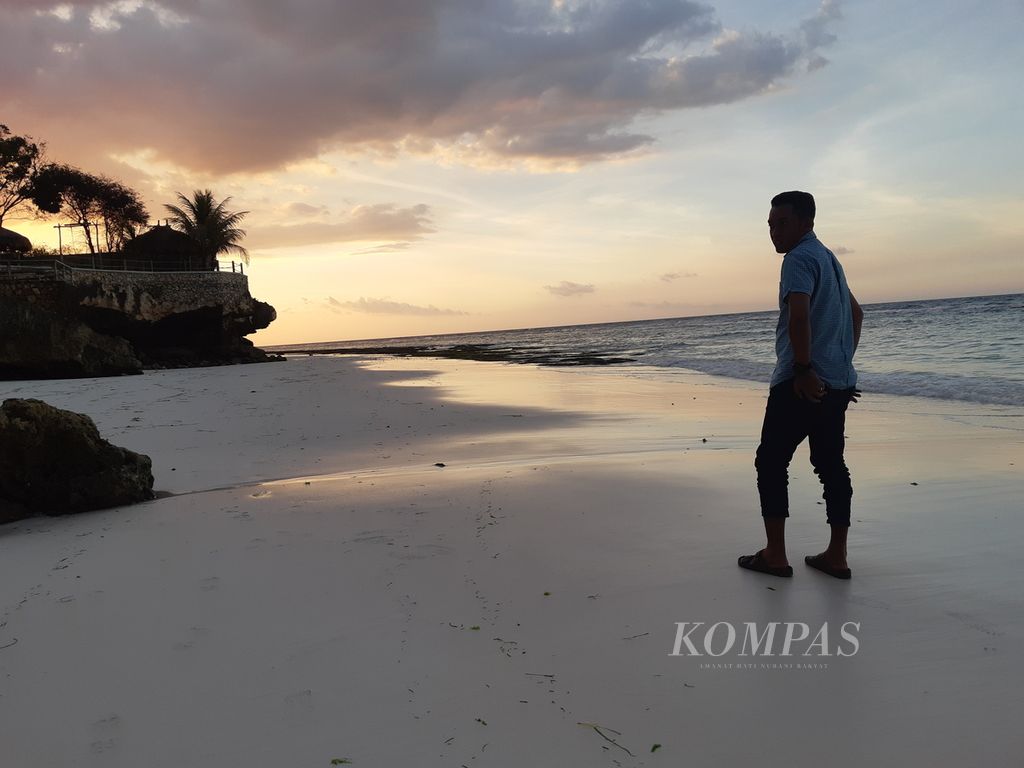 Wisatawan menikmati suasana senja di Pantai Kawona, Desa Kadi Pada, Kecamatan Kota Tambolaka, Kabupaten Sumba Barat Daya, Nusa Tenggara Timur, Selasa (22/8/2023). Pantai Kawona merupakan salah satu ikon destinasi pariwisata pantai di daerah itu.