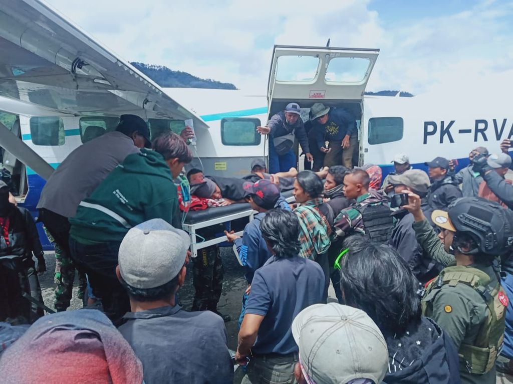 Health workers together with security forces evacuated a resident named Aris Kalan at Bilorai Airport, Intan Jaya Regency, Tuesday (8/3/2022). An armed criminal group hacked Aris who was building a house for the Intan Jaya Regional Government assistance program.