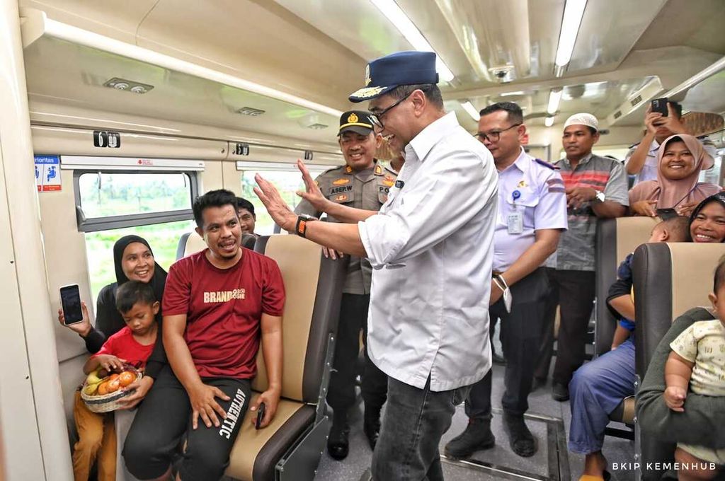 Menteri Perhubungan Budi Karya Sumadi berbincang dengan penumpang yang menggunakan KA Trans-Sulawesi di ruas Garongkong-Maros, Sulsel, Sabtu (21/1/2023).