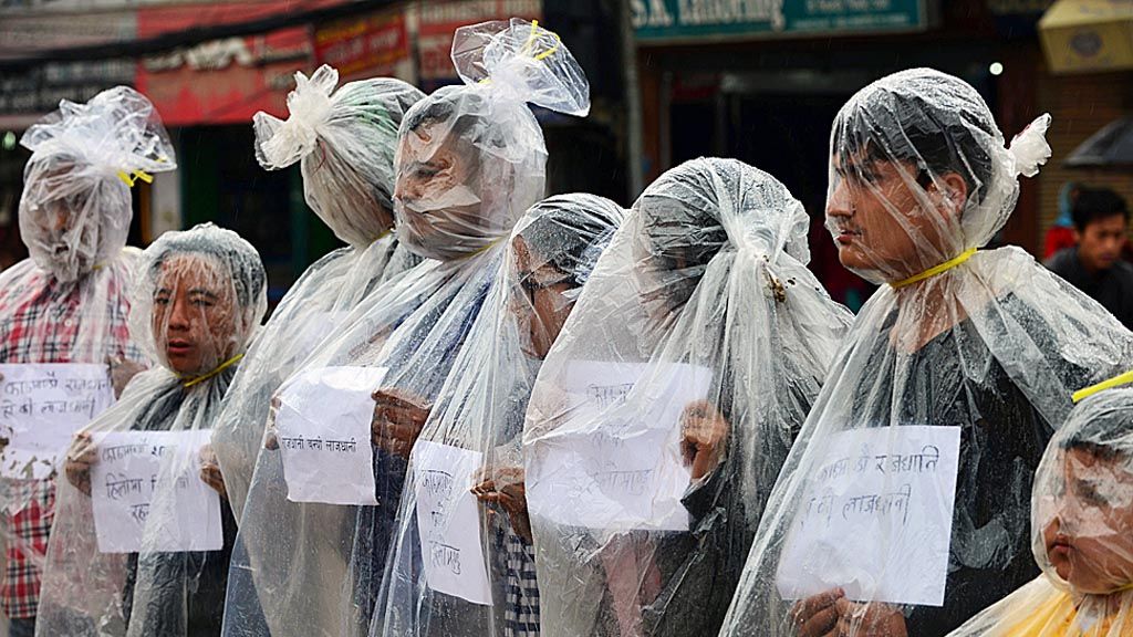 Aktivis  lingkungan di Nepal memperingati Hari Bumi dalam sebuah demonstrasi di Kathmandu, Sabtu (22/4). Mereka menyelubungi tubuh dengan  lembaran plastik  sebagai protes terhadap pencemaran  udara.  