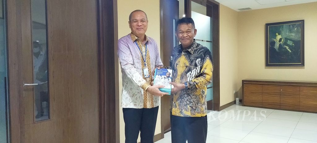 Gubernur Sulawesi Tengah Rusdy Mastura (kanan), Kamis (16/6/2022), di Gedung Kompas Gramedia, Jakarta, bertema CEO Kompas Gramedia Lilik Oetama.