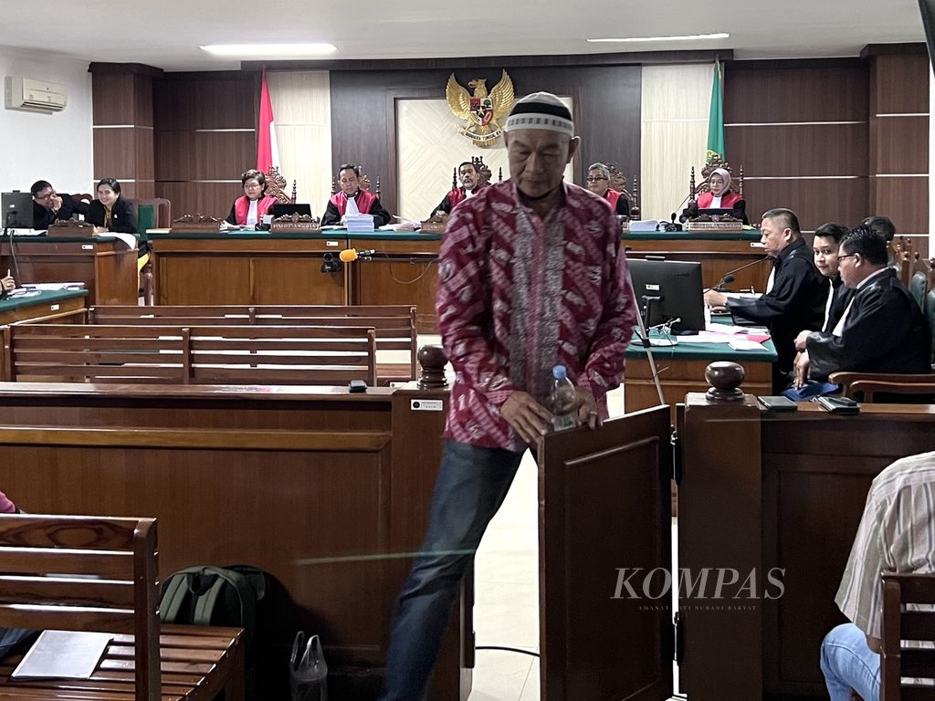 Mantan Wakapolres Paniai, Hanafi, meninggalkan ruang sidang seusai memberikan keterangan sebagai saksi dalam sidang kasus dugaan pelanggaran HAM berat Paniai yang digelar di Pengadilan Negeri Makassar, Kamis (6/10/2022).