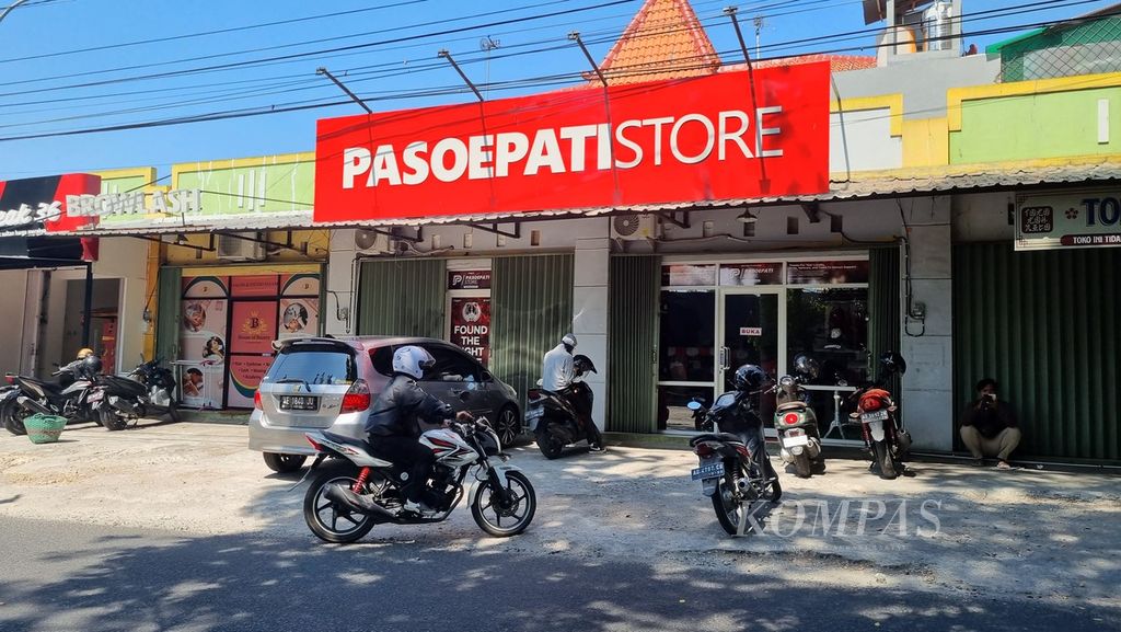 Seorang pengendara motor memasuki halaman Pasoepati Store, Kota Surakarta, Jawa Tengah, Sabtu (9/9/2023). Selain menjual produk <i>fashion</i>, Pasoepati Store juga menjadi toko penjualan tiket resmi laga bergengsi di Stadion Manahan.