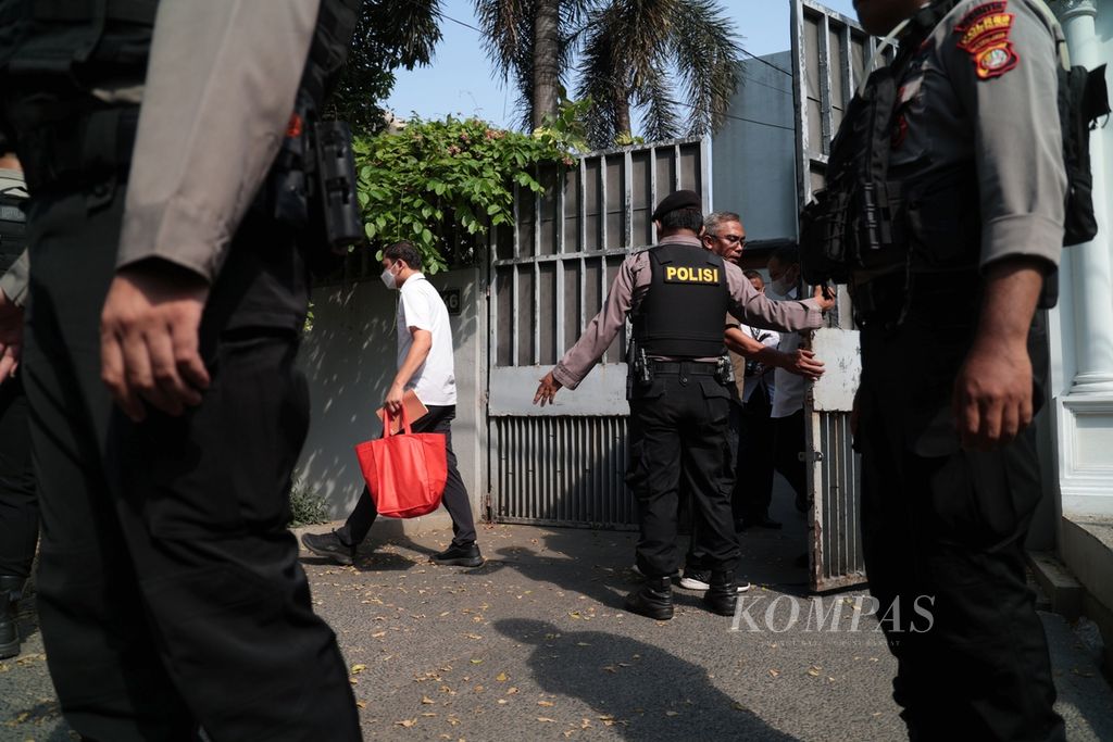 Anggota penyidik Direktorat Reserse Kriminal Khusus Polda Metro Jaya seusai menggeledah rumah aman (<i>safe house</i>) Ketua Komisi Pemberantasan Korupsi (KPK) Firli Bahuri di kawasan Kebayoran Baru, Jakarta, Kamis (26/10/2023). Selain di Jakarta, tim penyidik Polda Metro Jaya juga menggeledah rumah Ketua KPK Firli Bahuri di Bekasi. Penggeledahan ini terkait dugaan pemerasan terhadap tersangka korupsi Syahrul Yasin Limpo. 