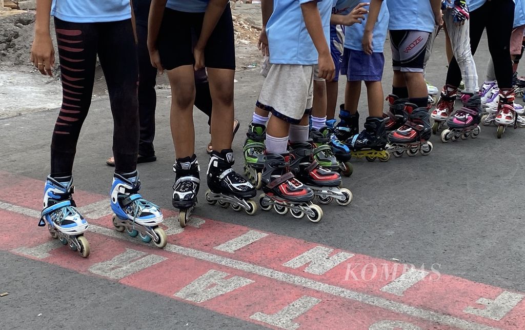 Deretan sepatu roda anak-anak di Jalan Batan Timur Raya, Kelurahan Miroto, Kecamatan Semarang Tengah, Kota Semarang, Jawa Tengah, Jumat (9/9/2022). Di kampung tersebut, puluhan anak dilatih bersepatu roda. 