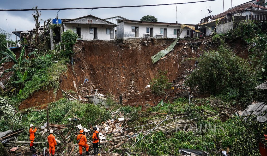 Petugas menyisir lokasi longsor untuk mencari korban yang tertimbun tanah di Gang Barjo, Kebon Kalapa, Kota Bogor, Jawa Barat, Kamis (13/10/2022).