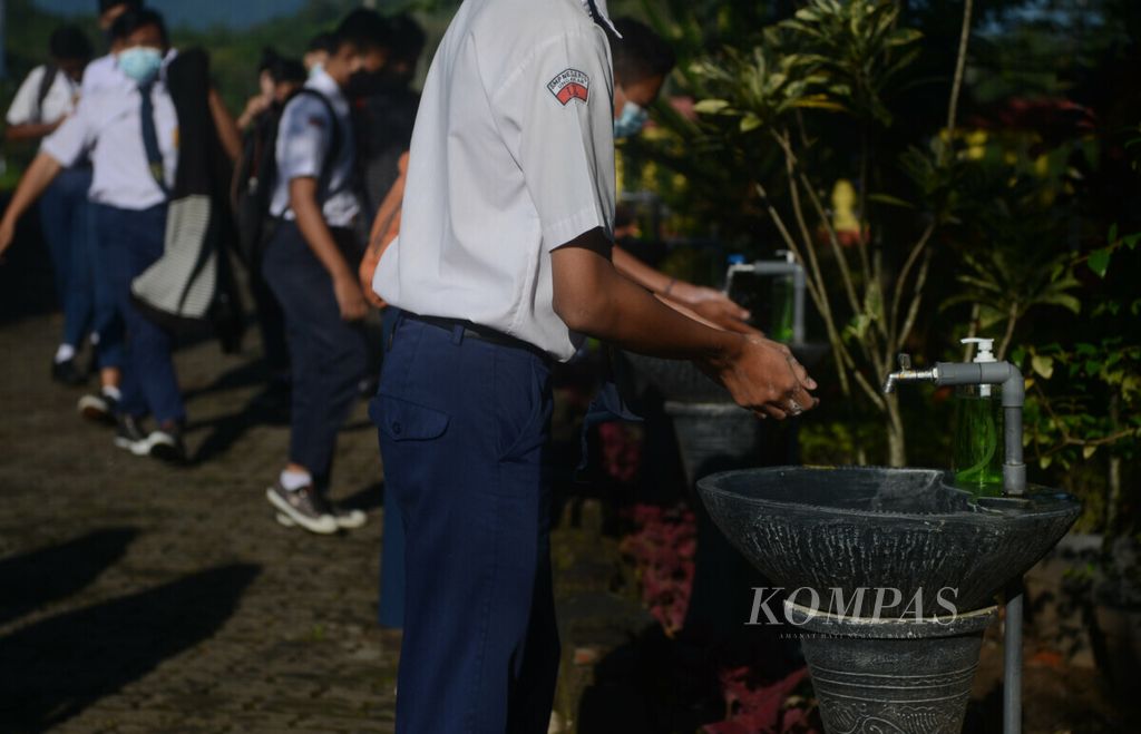 Siswa mencuci tangan di kompleks SMP Negeri 5 Ungaran, Kabupaten Semarang, Jawa Tengah, 17 Maret 2021. 