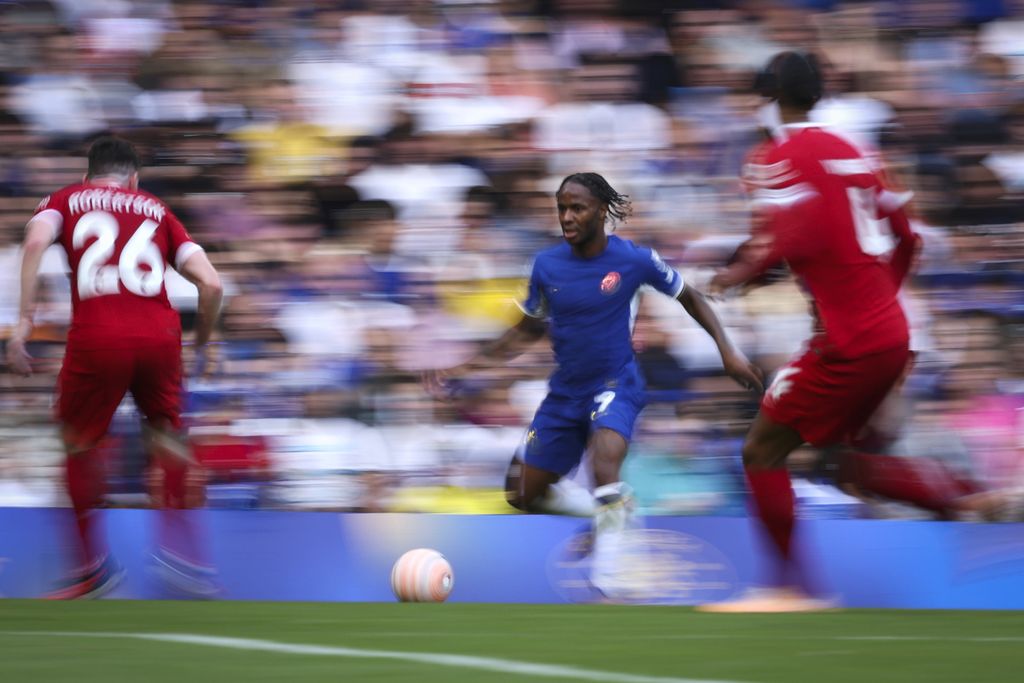 Penyerang Chelsea, Raheem Sterling (tengah), menggiring bola ke area pertahanan Liverpool pada laga Liga Inggris di Stadion Stamford Bridge, London, Minggu (13/8/2023). Laga itu berakhir imbang, 1-1. 