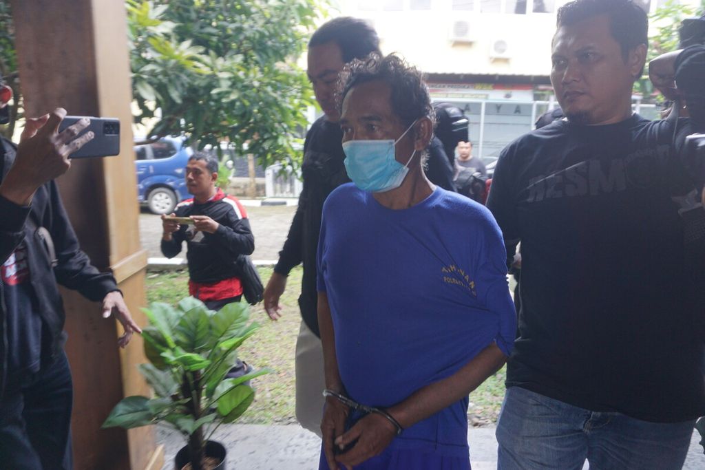 Jajaran Kepolisian Resor Kota Banyumas menggelandang Rudi (57), pelaku kasus inses di Purwokerto, Banyumas, Jawa Tengah, Selasa (27/6/2023).
