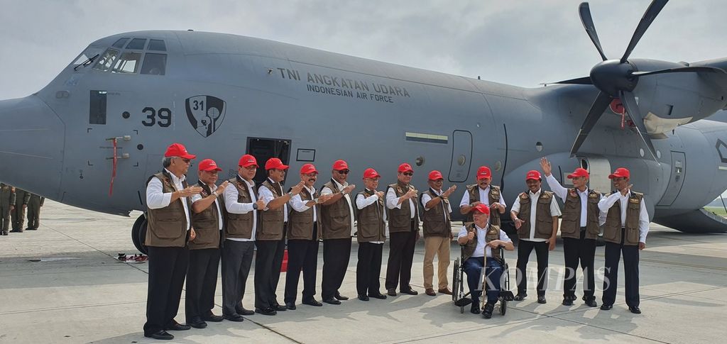 Para mantan komandan Skuadron 31 TNI AU berfoto dengan pesawat C-130J-30 Super Hercules yang baru, Rabu (8/3/2023), di Pangkalan TNI AU Halim Perdanakusuma, Jakarta.